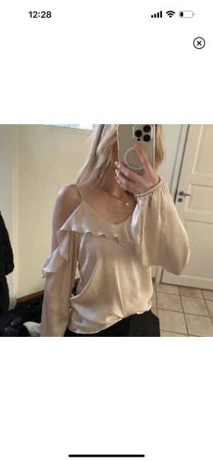 Topp i champagne  - Säljer denna champagnefärgade blusen❤️ ej använd 