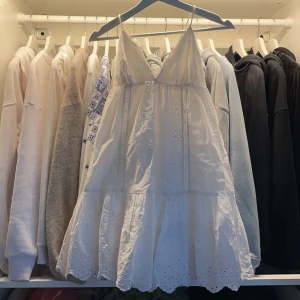 Klänning - Säljer en super fin sommarklänning från zara eftersom att den inte kommit till användning🌷❤️