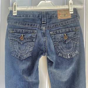Sååå snygga true religon jeans som tyvärr är för små på mig (så kan ej visa bilder på) Säljer 1 par till!🤍 Modellen är mellan straight och bootcut💕Innebenslängden: 80cm Midjan: 34cm