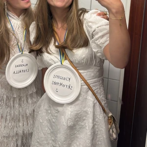 Adoore klänning  - Säljer denna fina och populära studentklänning från adoore i storlek 34 i modellen sicily. Älskade den otroligt mycket och är enbart använd på studenten!