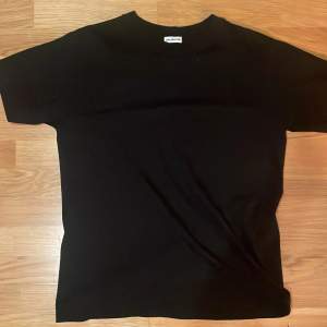 Balenciaga t-shirt i bra skick. Knappt använt då den inte passar. Passformen är liten. Pris kan diskuteras och köpare står för frakt!