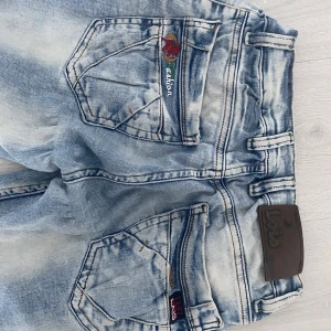 Lågmidjade jeans  - Modellen på jeansen e straight. Passar folk runt 155-163