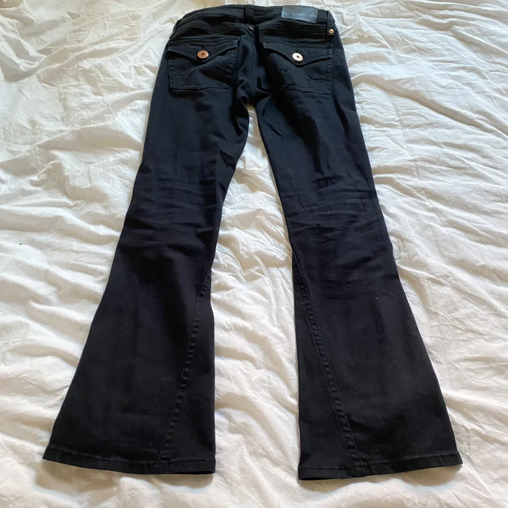 Säljer dessa supersnygga lågmidjade true religion liknande svarta jeansen. Byxorna är i storlek 28 och sitter perfekt på mig som är 170. superbra skick. Kontakta privat vid eventuella frågor 💗. Jeans & Byxor.