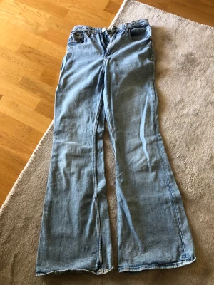 Jeans från hm - Jeans med hjärta på ena bakfickan. Passar xs