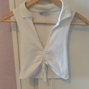 Topp - Fin topp från Zara i storlek S. Den sitter väldigt tight och är kort. Man kan  justera med snören hur kort man vill ha det. Säljer pågrund av att den inte kommer till användning. Köptes i Spanien förra året. 