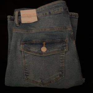 2000 bootcut jeans low waist  - Säljer ett par slutsålda bootcut jeans från Ginatricot, tyvärr för långa för mig och har aldrig använt. Säljer för original pris plus frakt💘