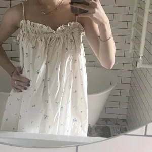 Sommar klänning  - Jätte fin sommar klänning, till midsommar exempel med små blåa blommor på💙säljer pga att den inte passar 