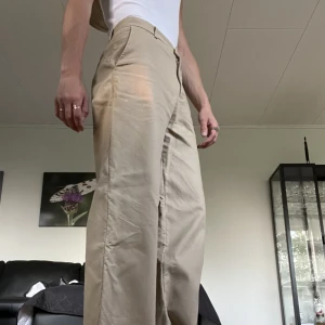Cos kostymbyxor - Kostymbyxor från cos i nyskick! Storlek 46, passar m. Modellen heter ”Cos wide leg trousers”