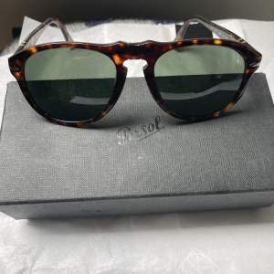 Säljer mina persol solglasögon i väldigt bra skick, ingen skada, repa eller liknande.  Specifikationer: Märke: Persol Modell: PO649 24/31 56 Uv skydd: ja, UV400 Färg: brun spräckliga Näsbrygga: 20mm Glasbredd: 56mm Nypris 1776kr (synsam) Box kommer med.