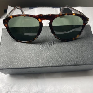 Solglasögon persol - Säljer mina persol solglasögon i väldigt bra skick, ingen skada, repa eller liknande.  Specifikationer: Märke: Persol Modell: PO649 24/31 56 Uv skydd: ja, UV400 Färg: brun spräckliga Näsbrygga: 20mm Glasbredd: 56mm Nypris 1776kr (synsam) Box kommer med.