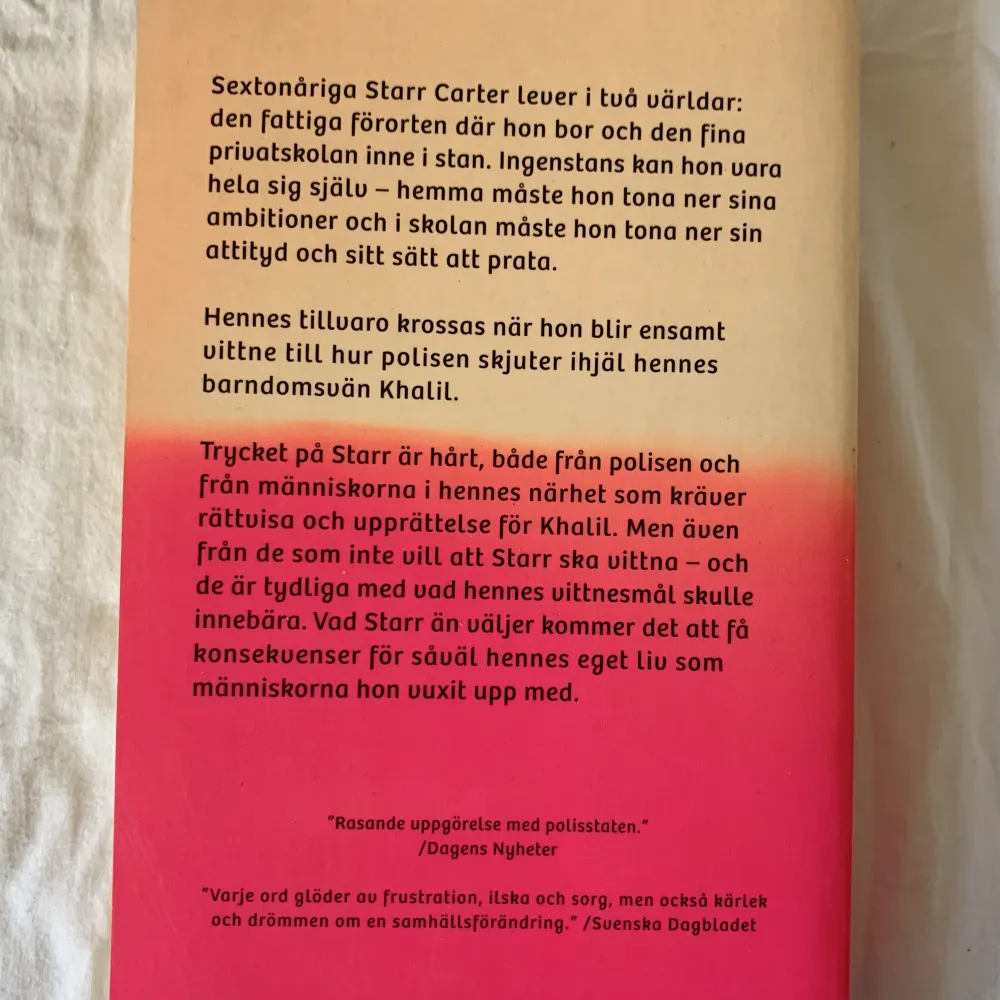 Spännande novell som tyvärr bara legat på hyllan då jag inte gillar att läsa på svenska. Har dock läst den på engelska och den är superbra! Kom gärna med frågor 💕. Böcker.