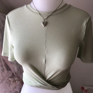 ୨Grön Topp୧ - Fin ljusgrön topp i tunnare träningsliknande material. Materialet är lätt & stretchigt (92% polyester) Färg är inte lika ljus & blek i verkligheten. Nyansen av grön påminner lite om avokado aesthetic. Från H&Ms Divided. Endast använd 3 ggr Läs gärna bio<3