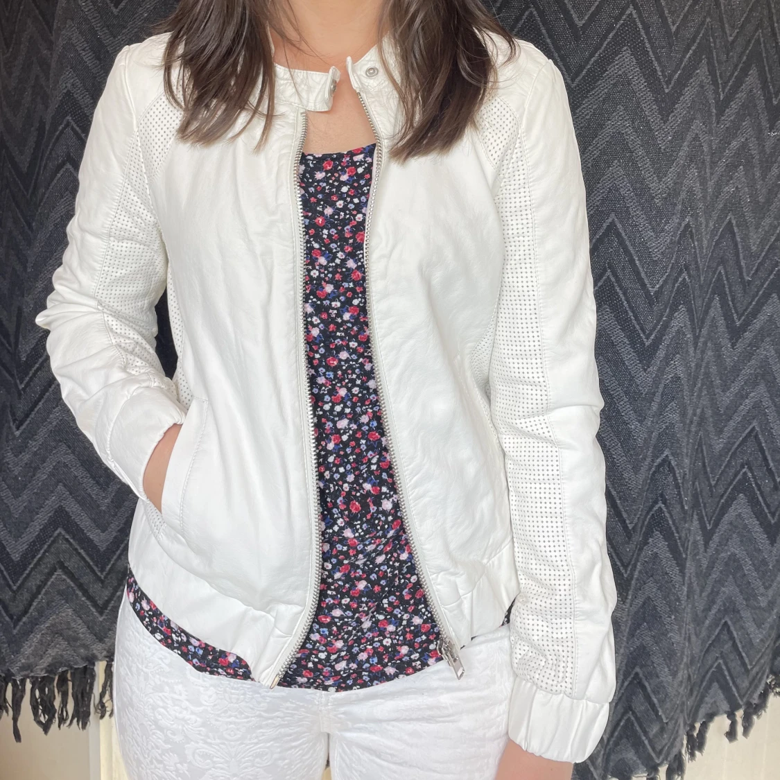 Vit skinnjacka i skinimitation 