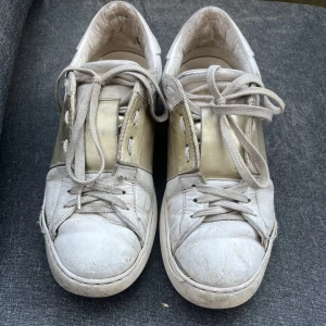 valentino skor - valentino skor med guld,välanvända och slita men har en hel del kvar o ge, man kan säkert fräscha upp dem men inget jag orkar därav säljer jag till ett lågt pris, självklart äkta men inköpta 2020 så därav ingt kvitto kvar. betalning sker endast via swish!