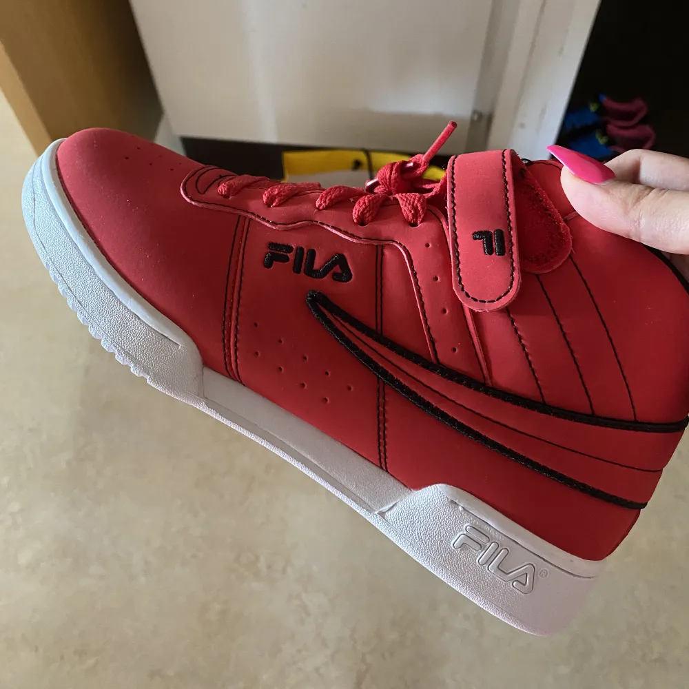 Helt nya sneakers från märket Fila. Nypriset är 1800kr. Ligger i sin orginalförpackning. Storleken är 38 1/2.  Köparen står för frakten ❤️. Skor.