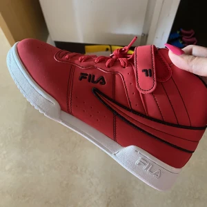 Helt nya Fila skor - Helt nya sneakers från märket Fila. Nypriset är 1800kr. Ligger i sin orginalförpackning. Storleken är 38 1/2.  Köparen står för frakten ❤️