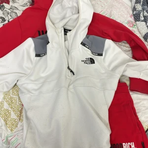 North face kofta - Sällsynt kofta som inte finns längre på marknaden  Knappt använd Storlek M