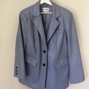 Ocersized kavaj - Jättefin oversized kavaj från nakd, endast använd ett fåtal gånger.  Storlek 36 Köpte för 899kr o säljer nu för 499