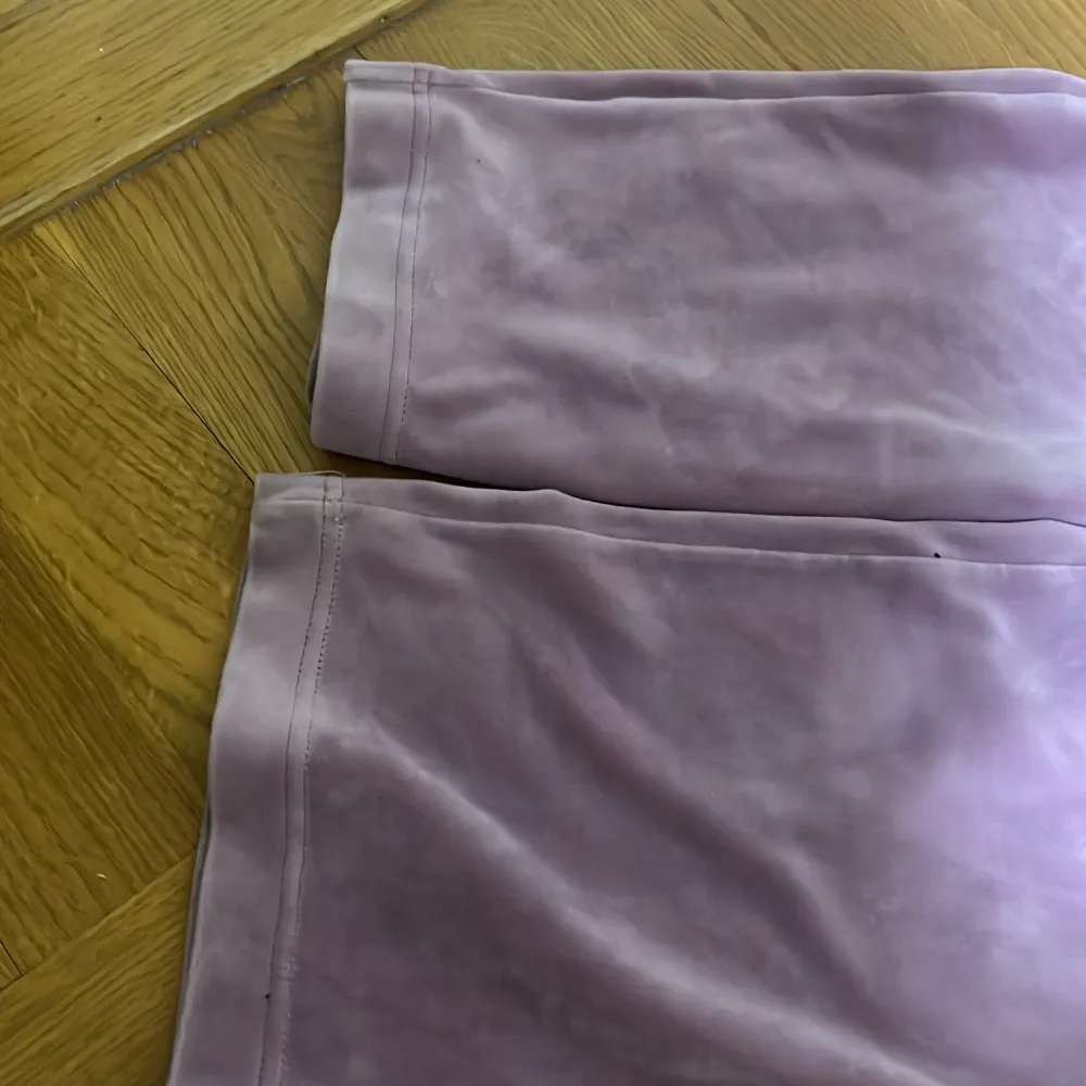 Jätte fina rosa juicy byxor 💗storlek M men passar även S💗Tråd finns med om man vill ha de💗säljs billigt för jag inte använder dem längre 💗fint skick . Jeans & Byxor.