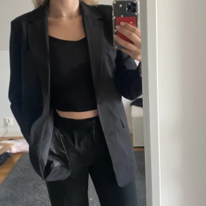 Svart kavaj - Svart kavaj i storlek XS från Nelly. Oversized i passformen. Nypris 699. Aldrig använd därav lapparna kvar! (priset går alltid att diskutera)💛