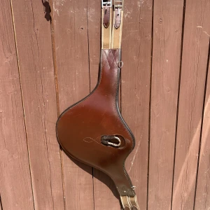 Cheval magplatta  - Cheval magplatta brun  Stl. 110cm  Använd på tävling och träning. Ej riden i till vardag. Använt men gott skick, se bild.  400kr + frakt