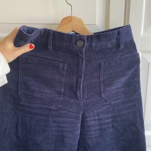 Massimo Dutti byxor  - Marinblåa Manchesterbyxor i flare modell. St 38. 