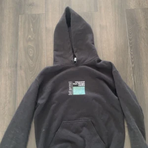 Van Gogh hoodie - vintage  - Reclaimed vintage - svart Skick: i gott skick   Nypris: 600kr 