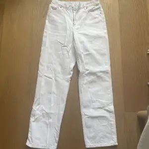 Säljer dessa superfina vita, raka jeans från Monki pga för små för mig💘💘 Strl 34 