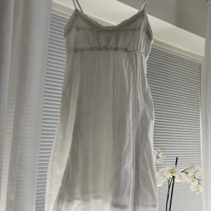 Sommarklänning - Enkel men fin sommarklänning perfekt till studenten eller skolavslutningen men även bara till stranden!