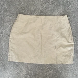 H&M LINEN BLEND 🦋 - Säljer min helt oanvända kjol i olivfärgad  i Linen material. Storlek 38.  🦋