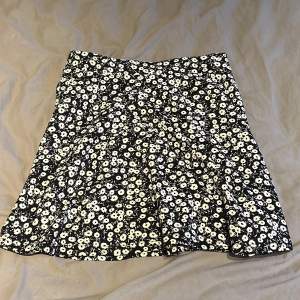 Säljer denna somriga kjol därav att den nästan aldirg kommit till användning, jättefin nu till sommaren. Skriv för fler bilder💓