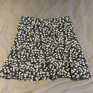 Säljer denna somriga kjol därav att den nästan aldirg kommit till användning, jättefin nu till sommaren. Skriv för fler bilder💓