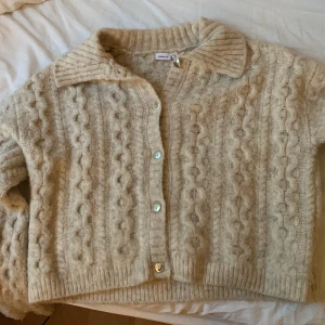 stickad tröja med knappar🤩  - snygg stickad tröja i storlek 158-164 från name it! inte använd på länge därför säljs💓 bra skick👌🏻Om intresse skicka till oss på snap mer info i bion