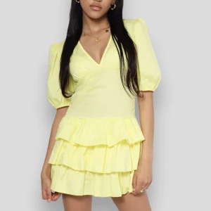 Klänning  - Jätte fin klänning från meet me There, super fin önska verkligen att den passade men är för kort för mig som är 175 typ. Storlek M/L men väldigt liten i storlek o sitter mer som en S  Skriv privat för mer bilder 💛💛