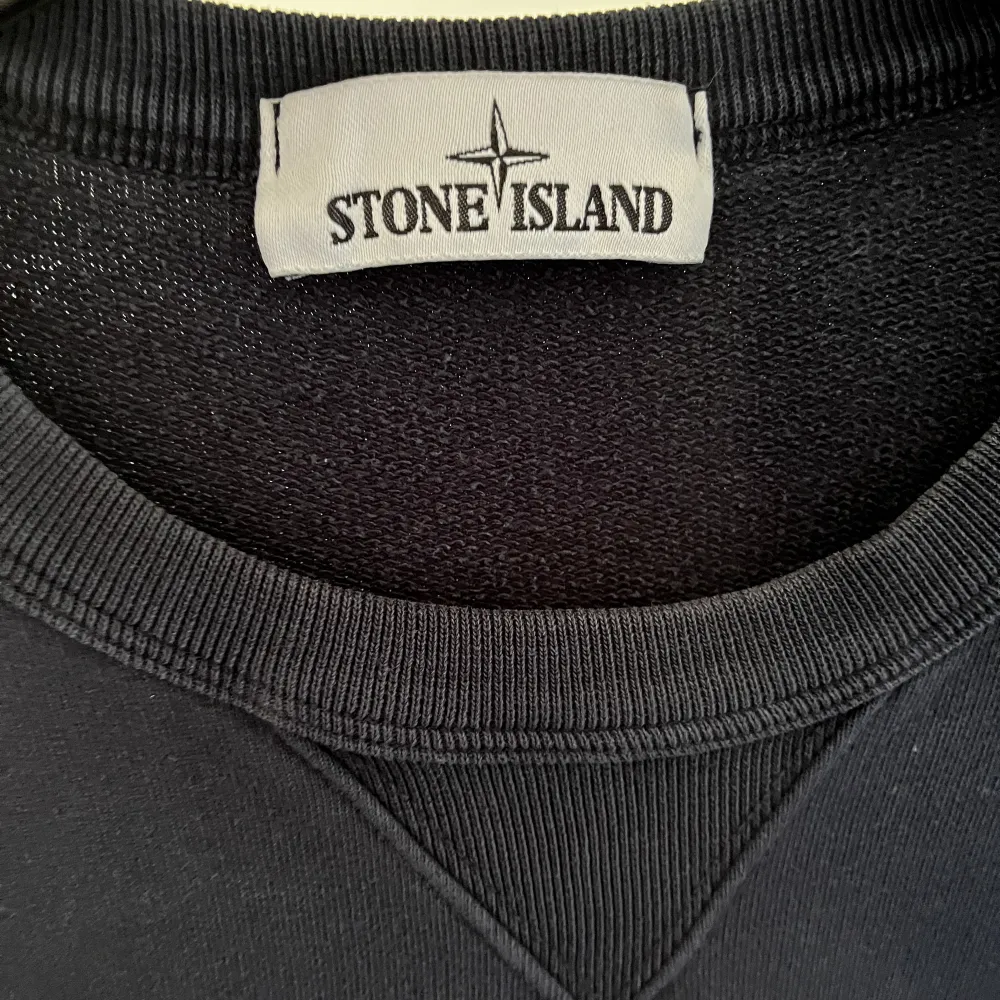 Tjena ! Säljer nu min Stone snygga Island tröja. Skick 6/10 på grund av fläckar på baksidan av tröjan (se bild 2). Bortsett från fläckarna är tröjan i väldigt gott skick. Nypris 3199kr. Har du fler frågor är det bara att höra av sig !. Tröjor & Koftor.