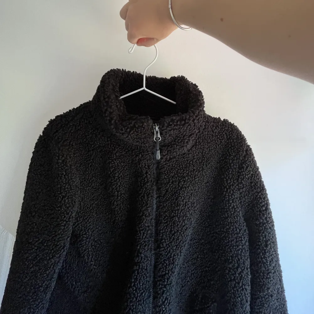 Svart Teddy fleece köpt i USA för två år sedan. Storlek M/L.  Köpt för 80 dollar.. Tröjor & Koftor.