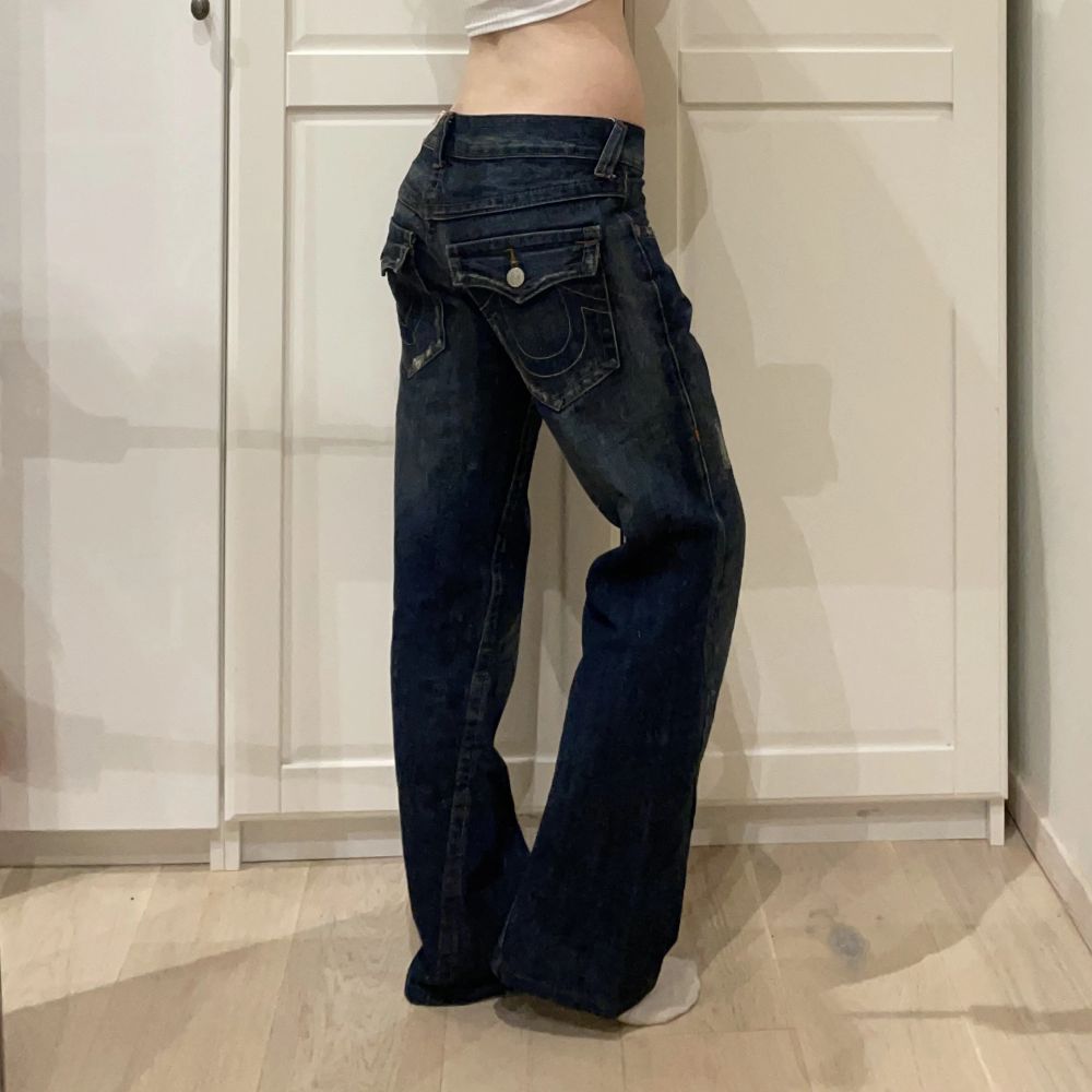 Snygga true religion jeans med låg/mellan midja och baggy/bootcut fit💓midja ca 85 cm o innerben ca 83! . Jeans & Byxor.