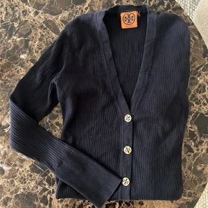Tory burch - Tory burch tröja Stl S  Fräsch lite urtvättad ( går lätt att fixa med färgtvätt) 