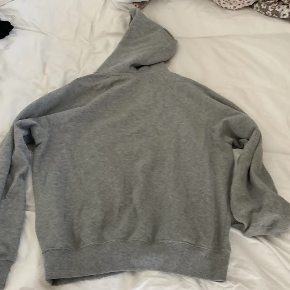 Polar skate co hoodie i färgen grå, skit snygg och skön, nästan splitter ny bara använd 2 gånger  Ny pris 950kr Cond: 10/10. Hoodies.