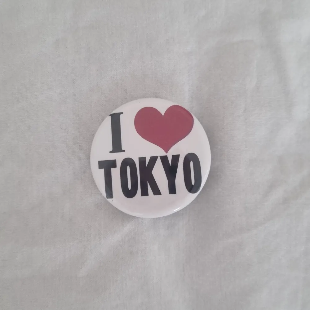 Pin med texten I <3 Tokyo. Accessoarer.