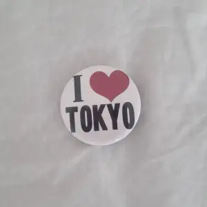 Pin med texten I <3 Tokyo
