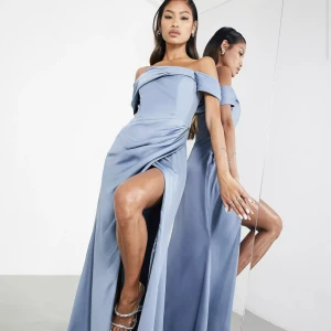 Blå satinkläning  - Säljer min fantastiskt fina satinklänning i storlek 36 från Asos. Den är i gott skick eftersom den enbart har använts en kväll🩵