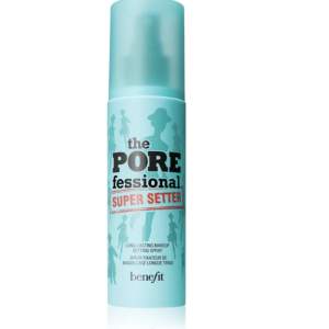 Oanvänd setting spray som minskar porers utseende. 