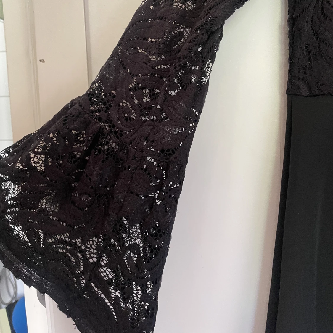 Svart spetsklänning - 91