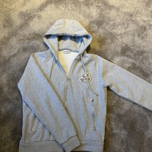 Moncler Maglia cardigan - Hej  säljer nu min Cardigen i storlek S. Den är i super fräsch skick. Tags ingår. Fraktar den. Kan även ta emot byten, helst kepsar. Kan gå ner i pris vid snabbb affär. Vid funderingar hör gärna av dig.