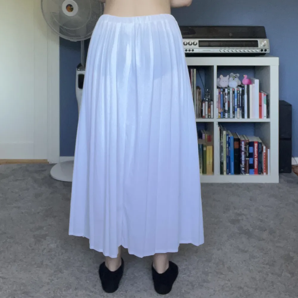 Säljer denna superfina vita kjolen köpt här på Plick då den inte används. Kommer från 80-talet enligt förra ägaren! Ganska genomskinlig som ni ser på bilderna. Storlek 38/40 men finns resår i midjan så kan nog passa XS-L.. Kjolar.