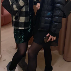 Kjol - Säljer min gröna paljett kjol från Name It💚 Den är strl 164 men skulle säga att den passar Xs/S/M då det är resårmidja! Den är använd ca 2 gånger💚💚