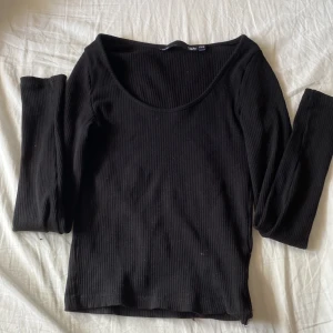 V ringad ribbad tröja - Säljer denna fina u ringade ribbade tröja då den är förliten för mig och inte kommit till användning. Vid intresse kontakta mig.