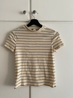 Randig ribbad T-shirt, Monki - Randig något croppad T-shirt i ribbat material Storlek XS Använd enstaka gånger, inga synliga tecken på användning  Pris kan diskuteras ☺️ 