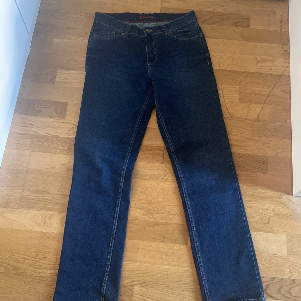Jag säljer ett par mörkblå jeans som jag knappt använt. Det står dock ingen storlek på de men passar mig som är cirka 165 vid längden men är lite långa.  Möts upp i malmö . Jeans & Byxor.